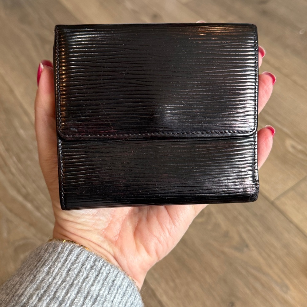 Louis Vuitton Porte-Feuille Elise trifold wallet crafted from black Epi leather - Picture 2 of 13